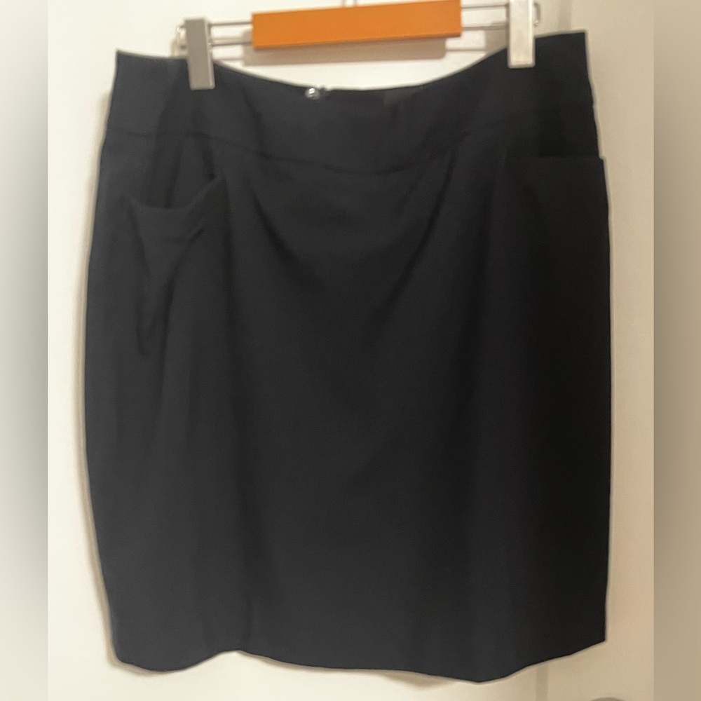 Women’s black relaxed fit knee skirt